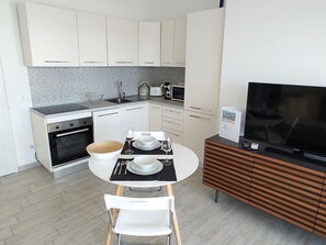 Réfrigérateur, batterie de cuisine, vaisselle et ustensiles