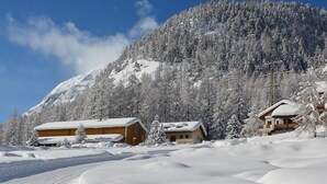 Ein mit Schnee bedeckter Berg mit einem Skigebiet.
