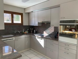 Frigorífico, horno, lavavajillas y utensilios de cocina