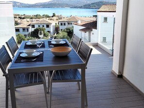 Outdoor dining - Atemberaubendes Familien-Penthouse mit Meerblick by Interhome (Cannigione)
