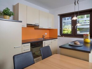 Fridge, oven, dishwasher, cookware/dishes/utensils - Residenza Viramonte - Casa Cecilia,  Wohnung 25 by Interhome (Vira)