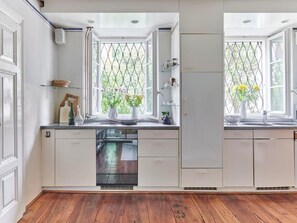 Fridge, oven, dishwasher, cookware/dishes/utensils