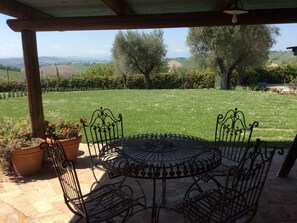 Outdoor dining - La Villa degli Ulivi - Landhaus mit privatem Pool by Interhome (Fermo)