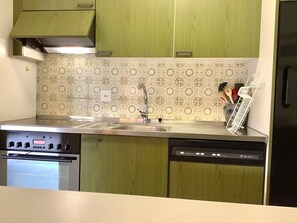 Kühlschrank, Ofen, Geschirrspüler, Kochgeschirr/Geschirr/Besteck