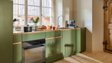 Kühlschrank, Ofen, Geschirrspüler, Kochgeschirr/Geschirr/Besteck