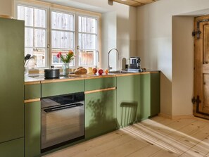 Kühlschrank, Ofen, Geschirrspüler, Kochgeschirr/Geschirr/Besteck