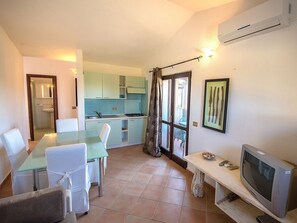 Dining - Wohnung "Il Borgo1" 400 Meter vom Meer entfernt by Interhome (Bassacutena)
