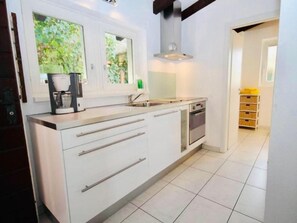 Fridge, oven, cookware/dishes/utensils - Residenza Viramonte - Casa Elena, Wohnung 46 by Interhome (Vira)