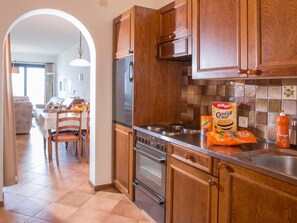 Fridge, oven, cookware/dishes/utensils - Residenza Viramonte - Casa Aurelia, Wohnung 5 by Interhome (Vira)