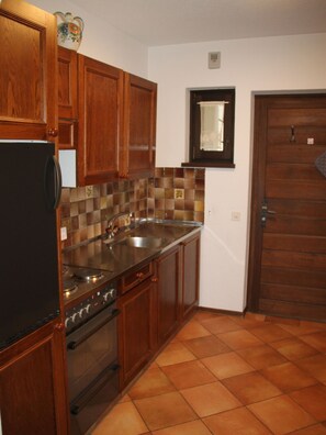 Jääkaappi, uuni, keittoastiat/astiat/ruokailuvälineet