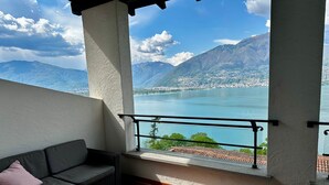 Un balcone con vista su un lago e montagne.