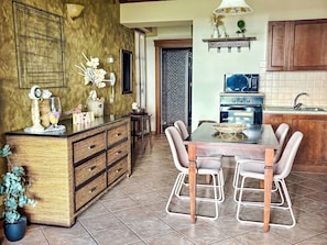 Fridge, microwave, oven, cookware/dishes/utensils - Wohnung in Sanguineto mit privatem Parkplatz by Interhome (Sanguineto)
