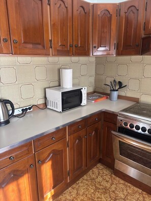 Kühlschrank, Mikrowelle, Ofen, Herdplatte