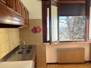 Fridge, microwave, oven, stovetop - Cà degli Olivi - Villino tra gli olivi nel borgo (Caneva)