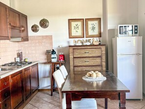 Fridge, microwave, cookware/dishes/utensils - Wohnung 'Romantisches Studio mit Seeblick' by Interhome (Sanguineto)