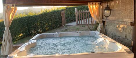 Outdoor spa tub