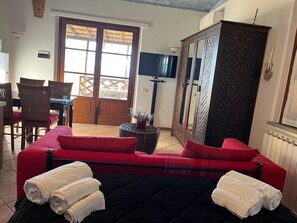 Interior - Wohnung 'Romantisches Studio mit Seeblick' by Interhome (Sanguineto)