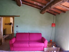 Una televisión, una chimenea