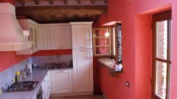 Frigorifero, forno, lavastoviglie, pentole/stoviglie/utensili