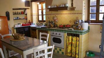 Frigorifero, forno, lavastoviglie, pentole/stoviglie/utensili