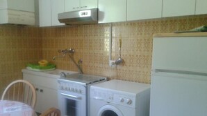 Fridge, oven, cookware/dishes/utensils - Wohnung in Borzonasca mit Garten und Grill by Interhome (Borzonasca)