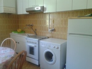Fridge, oven, cookware/dishes/utensils - Wohnung in Borzonasca mit Garten und Grill by Interhome (Borzonasca)