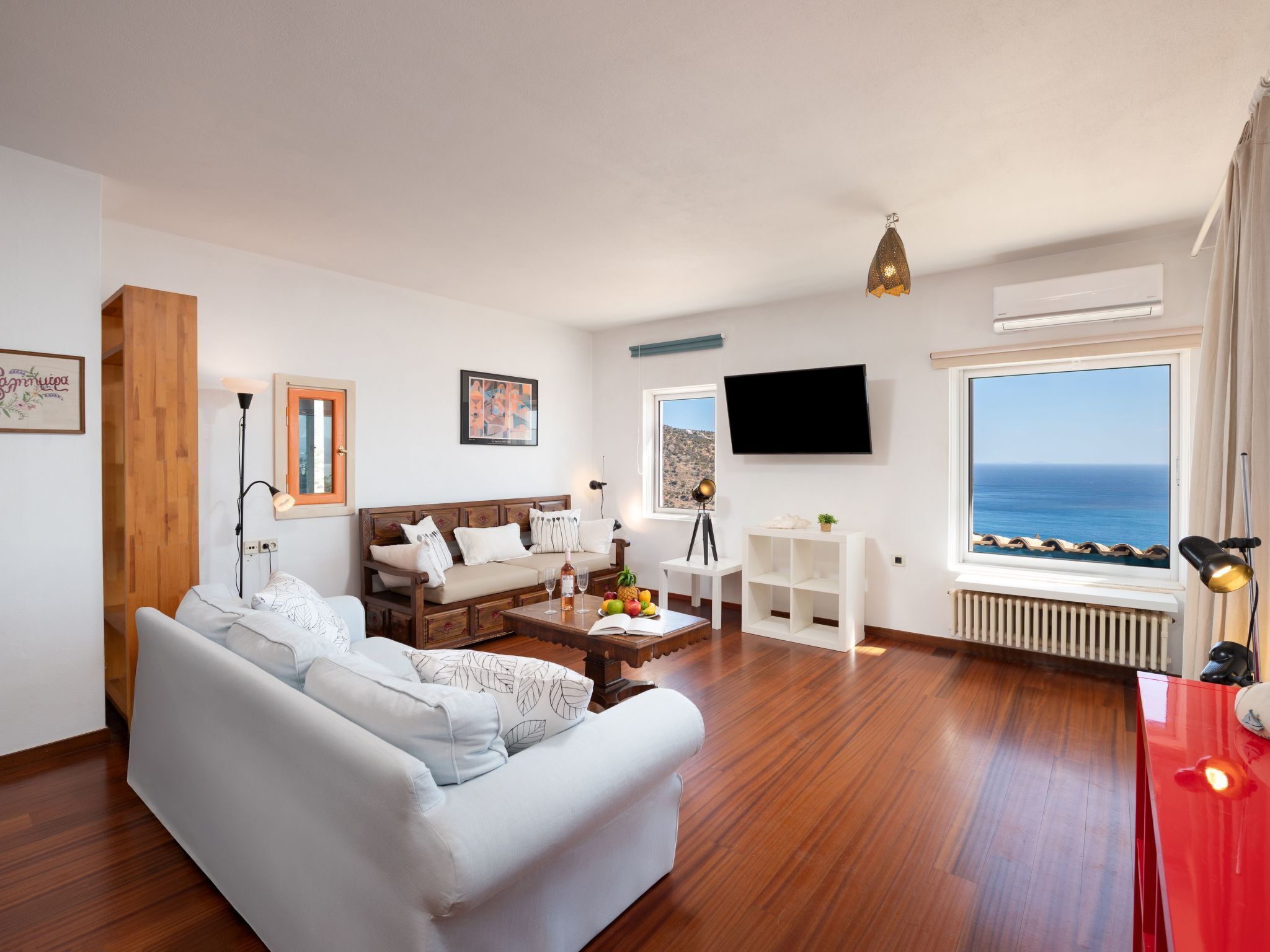 Télévision, cheminée, lecteur de DVD