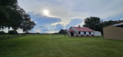 20 mins to WEC 1 bedroom RV on a 12 acre ranch-sleeps 3. Pets welcome. Horses ok