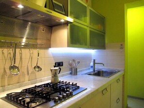 Kühlschrank, Mikrowelle, Ofen, Geschirrspüler