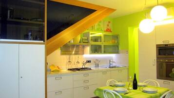 Kühlschrank, Mikrowelle, Ofen, Geschirrspüler