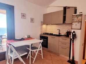 Kühlschrank, Mikrowelle, Ofen, Kochgeschirr/Geschirr/Besteck