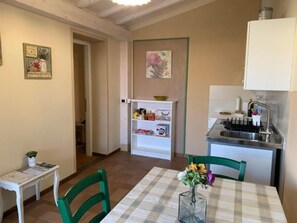 Fridge, microwave, cookware/dishes/utensils - Villa Natura in Gallicano by Interhome (Gallicano)