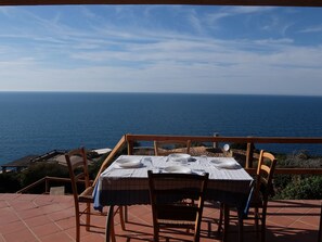 Outdoor dining - Villini Lu Ciuoni außergewöhnlichen Meerblick. by Interhome (Costa Paradiso)