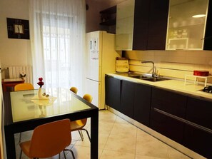 Fridge, oven, dishwasher, cookware/dishes/utensils