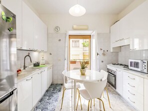 Kühlschrank, Mikrowelle, Ofen, Geschirrspüler