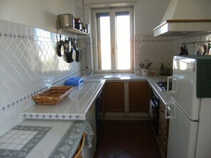 Refrigerador, horno, lavavajillas y utensilios de cocina 
