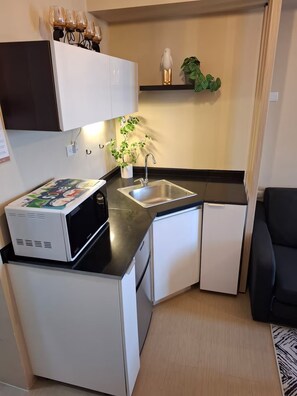 Fridge, microwave, electric kettle, cookware/dishes/utensils - Cozy studio, Avida Towers Aspira/14th floor (Cagayan De Oro City)