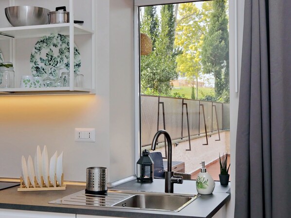 Jääkaappi, mikroaaltouuni, keittoastiat/astiat/ruokailuvälineet