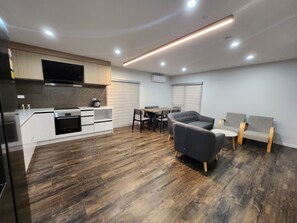 Interior - Cosy & Contemporary Airport Retreat (Papatoetoe Auckland)