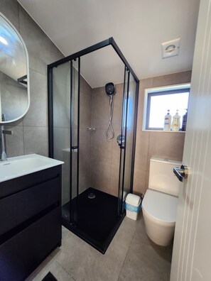 Hair dryer, towels, soap, toilet paper - Cosy & Contemporary Airport Retreat (Papatoetoe Auckland)