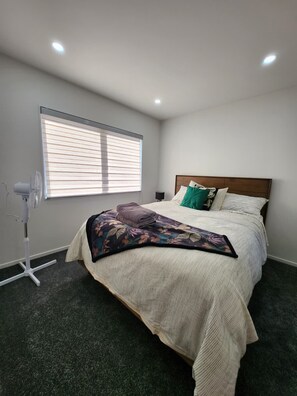 Iron/ironing board, WiFi, bed sheets - Cosy & Contemporary Airport Retreat (Papatoetoe Auckland)