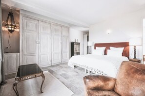 Tabla de planchar con plancha, wifi, ropa de cama