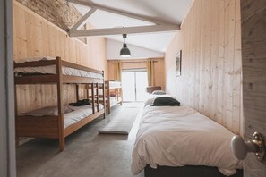 5 chambres, fer et planche à repasser, Wi-Fi, draps fournis