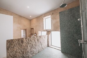 Douche, sèche-cheveux, serviettes fournies, papier toilette