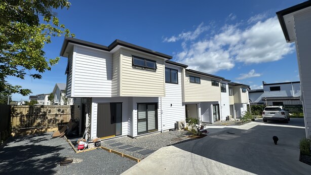 A modern residential building with a two-story design, featuring a garage and a driveway. - Cosy & Contemporary Airport Retreat (Papatoetoe Auckland)
