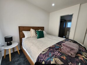 3 bedrooms, iron/ironing board, WiFi, bed sheets - Cosy & Contemporary Airport Retreat (Papatoetoe Auckland)