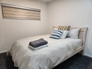 Silitysrauta/-lauta, Wi-Fi, vuodevaatteet