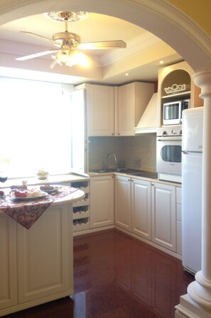 Kühlschrank, Mikrowelle, Ofen, Geschirrspüler