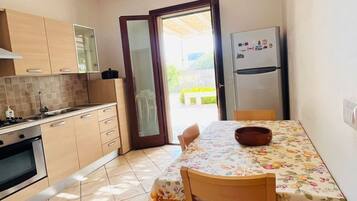 Frigorifero, forno, lavastoviglie, pentole/stoviglie/utensili