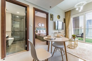 1 bedroom, in-room safe, iron/ironing board, free WiFi - Canal View, Easy Downtown Access, Reva Residences, Business Bay (Dubai)